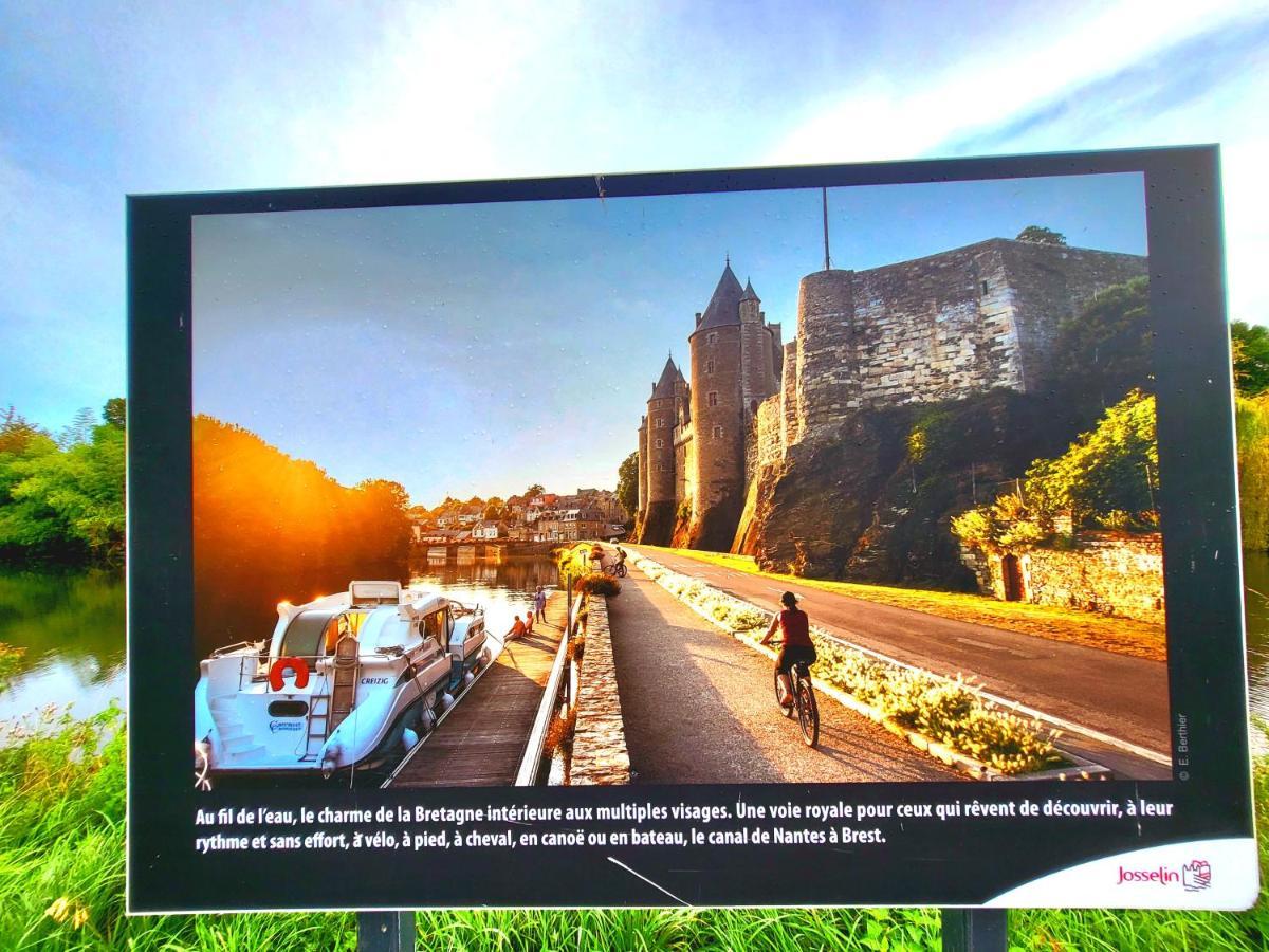 Gîte - Et à côté coule une rivière Josselin Extérieur photo