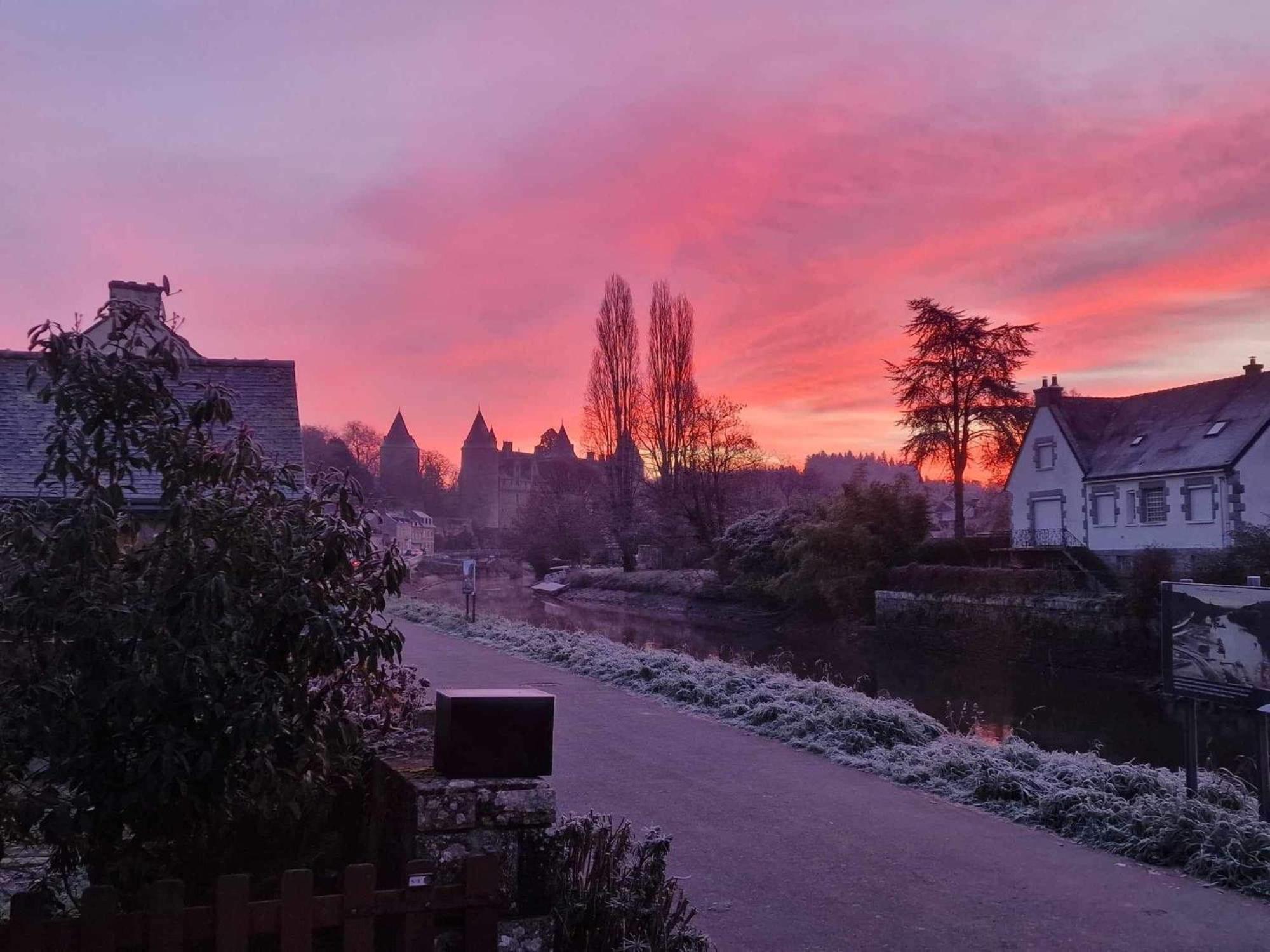 Gîte - Et à côté coule une rivière Josselin Extérieur photo