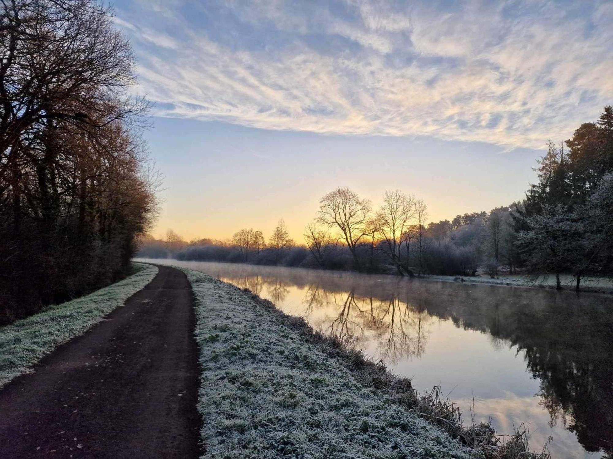 Gîte - Et à côté coule une rivière Josselin Extérieur photo