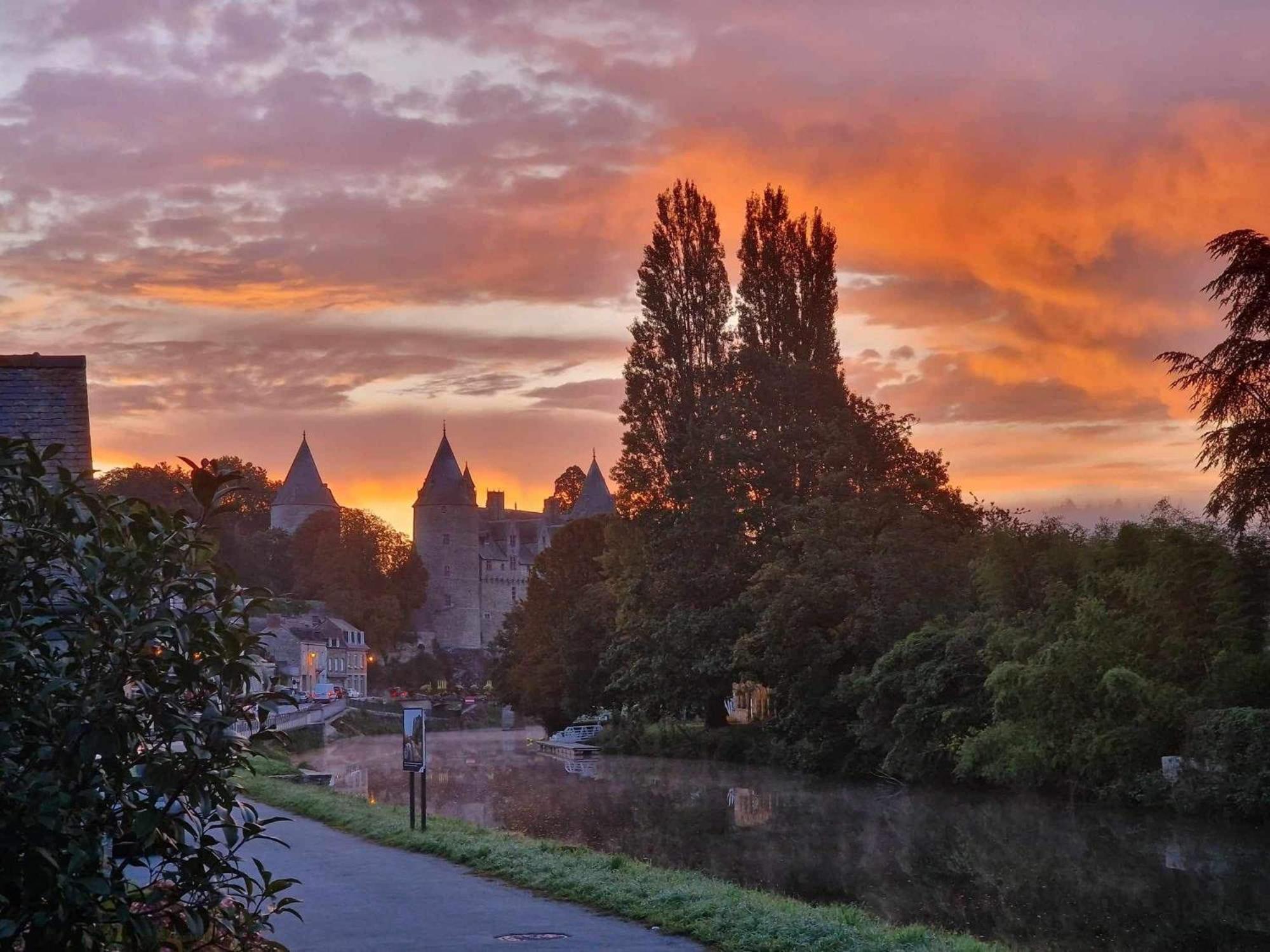 Gîte - Et à côté coule une rivière Josselin Extérieur photo