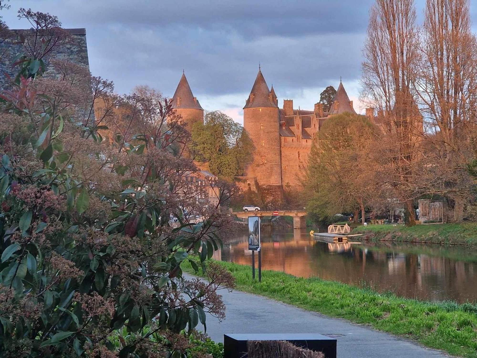 Gîte - Et à côté coule une rivière Josselin Extérieur photo