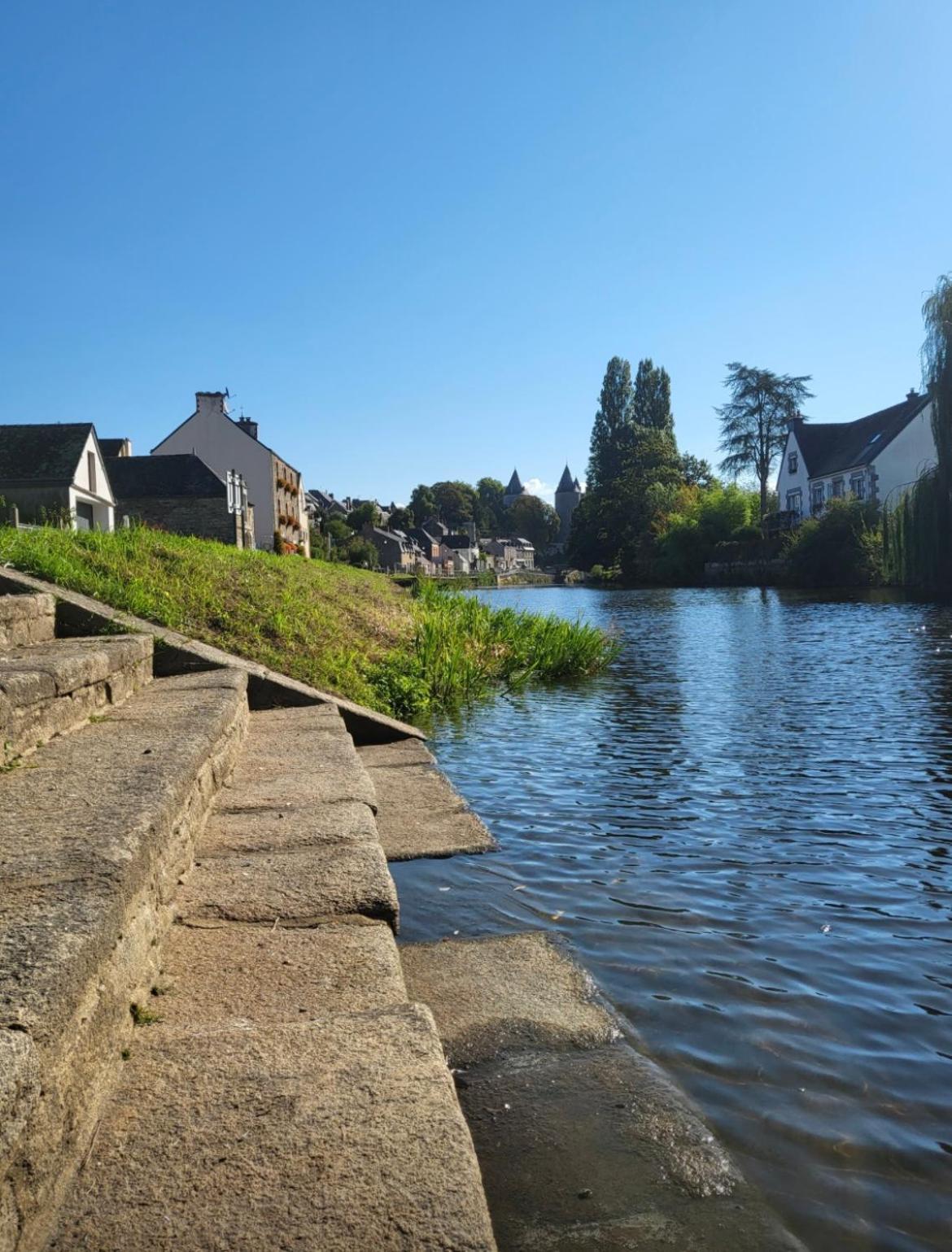 Gîte - Et à côté coule une rivière Josselin Extérieur photo